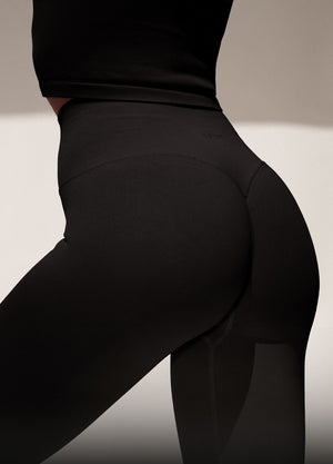 Model wearing Black Shape Seamless set